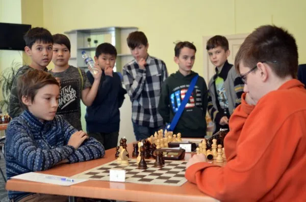 Занятие в шахматной школе